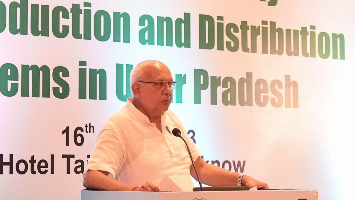 यूपी में किसानों को उन्नत बीज देकर उपज बढ़ाने के उपायों की जानकारी देते कृषि मंत्री, फोटो: यूपी सरकार