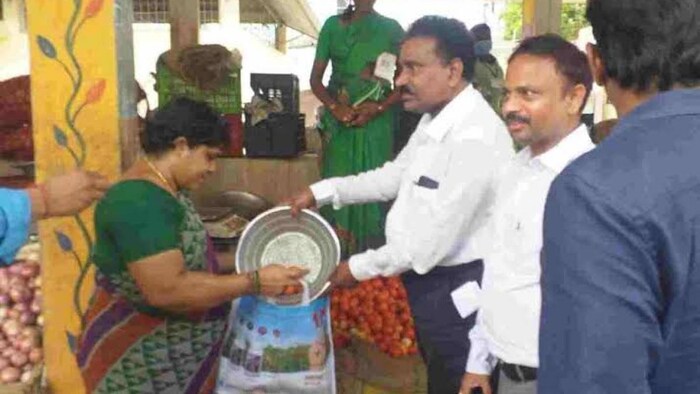 आंध्र प्रदेश सरकार सब्सिडी पर टमाटर बेच रही है