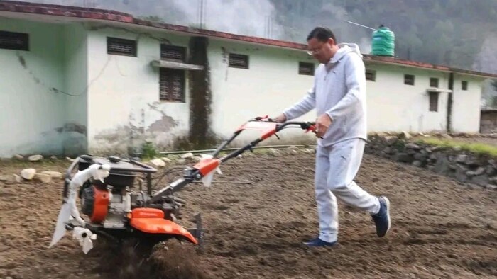 सीएम पुष्कर सिंह धामी ने खेत में बोया मंडुआ