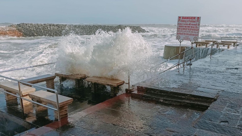 Cyclone Biparjoy: गुजरात की तरफ बढ़ रहा तूफान, स्पीड है 150km प्रति घंटा, सुरक्षा में डटी सेना, पढ़ें पूरा अपडेट - cyclone biparjoy is likely to cross kachchh gujarat on thursday evening