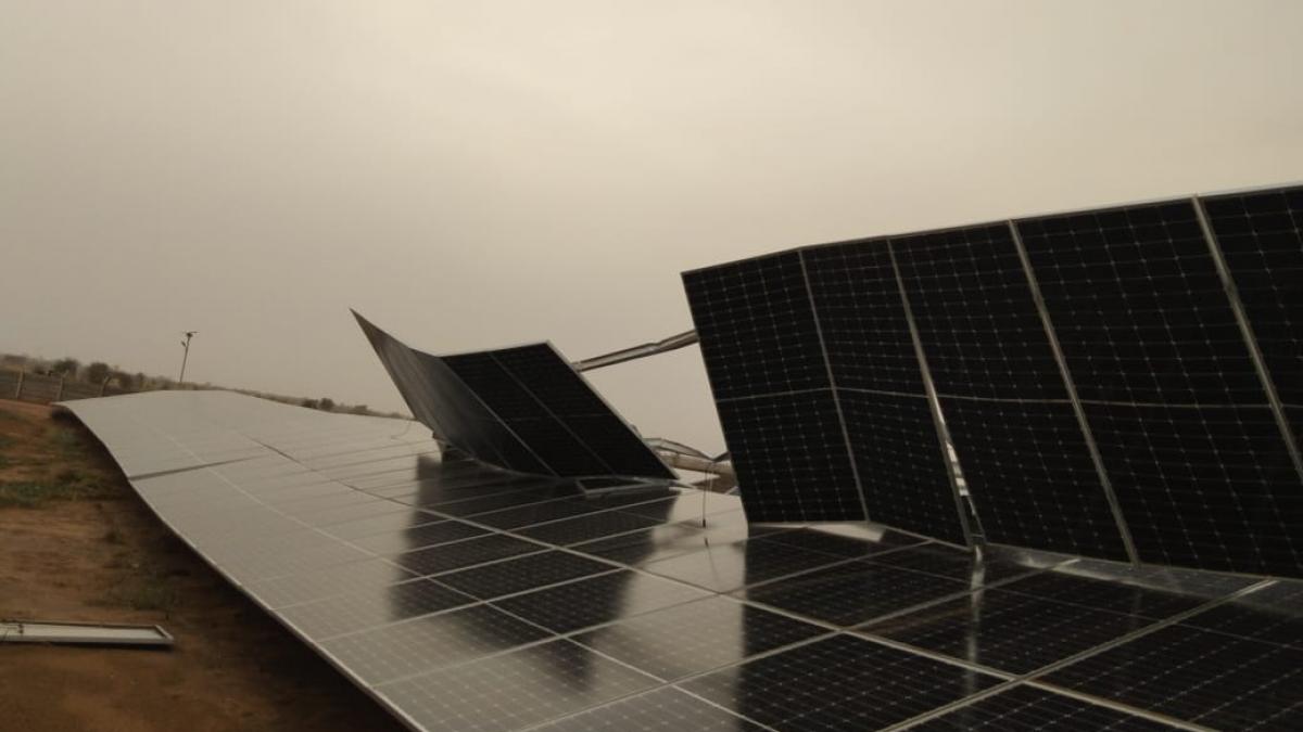 जैसलमेर में सोलर पार्क में आंधी से सोलर प्लेट्स उड़ गईं. फोटो- Sumer Singh