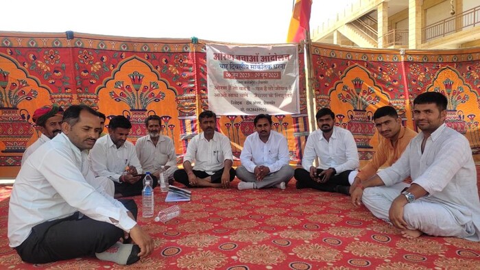 जैसलमेर में ग्रामीण गौचर भूमि को राजस्व रिकॉर्ड में ओरण के रूप में दर्ज कराने की मांग कर रहे हैं. फोटो- Sumer Singh