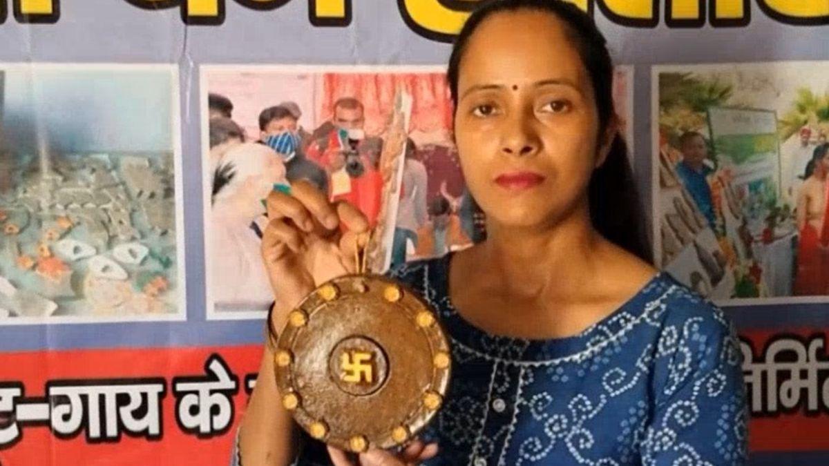 OMG! यहां गोबर से बन रहे हैं गहने, दूर-दूर से देखने आ रहे हैं लोग, जानें पूरी कहानी और देखें PHOTOS 