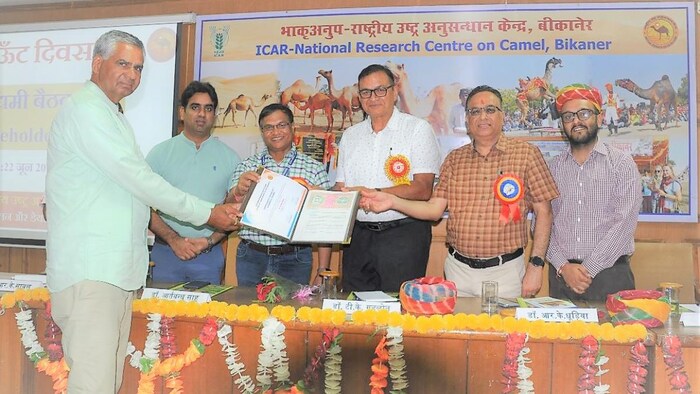 प्रगतिशील किसान सुरेन्द्र अवाना को सर्टिफिकेट देते एनआरसीसी के अधिकारी और वैज्ञानिक. फोटो- NRCC