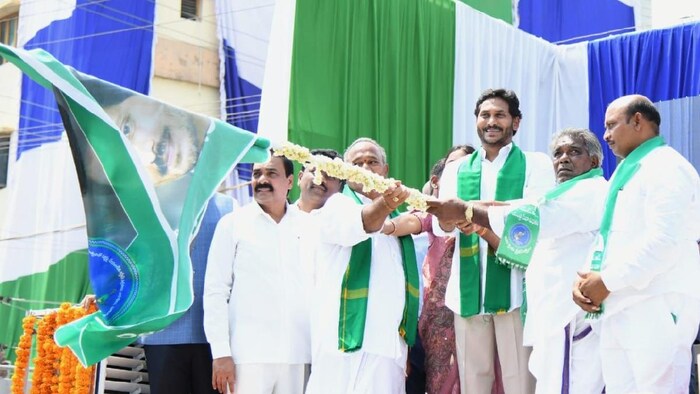 मुख्यमंत्री रेड्डी ने ट्रैक्टर, हार्वेस्टर को हरी झंडी दिखाकर रवाना किया