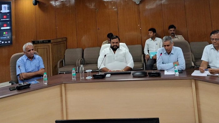 बीज विक्रय केन्द्रों का उद्घाटन करते बीज निगम अध्यक्ष धीरज गुर्जर. फोटो- DIPR