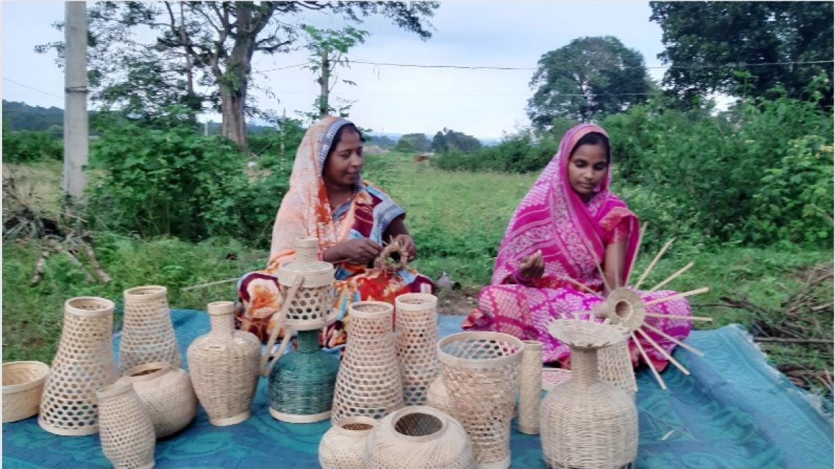 बांस के जरिए बढ़ गई गुमला जिले के कारीगरो की कमाई, सुविधाएं मिलने से हुआ लाभ