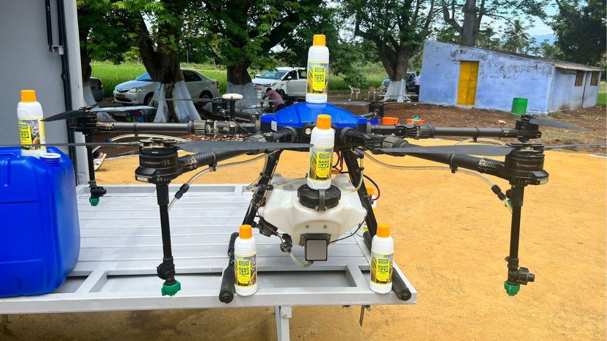 IFFCO Kisan Drone: नैनो यूरिया और डीएपी के छिड़काव के लिए इफको खरीदेगा 2500 ड्रोन, किसानों को क्या होगा फायदा?  