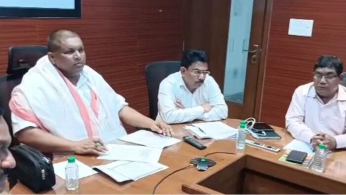 बैठक करते हुए कृषि मंत्री फोटोः ट्विटर, कृषि निदेशालय