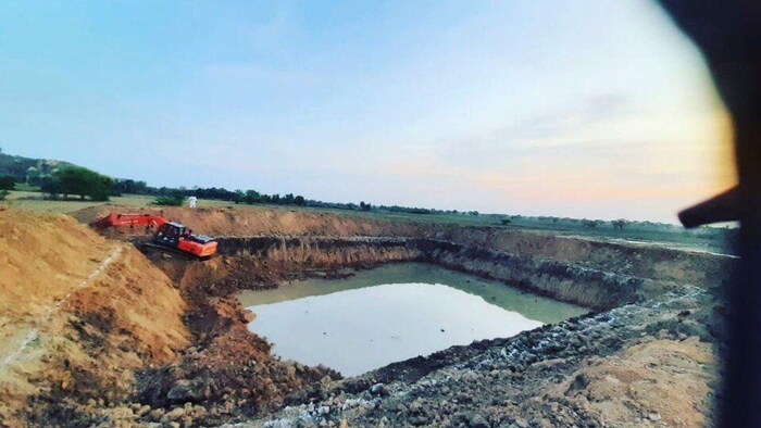 यूपी के बुंदेलखंड में खेत तालाब योजना में खेतों पर बन रहे हैं खूब तालाब, फोटो: किसान तक