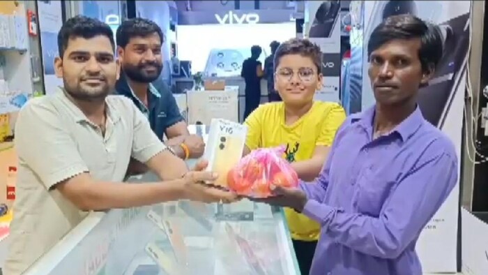 मध्य प्रदेश में मोबाइल की खरीद पर दो किलो फ्री टमाटर का ऑफर