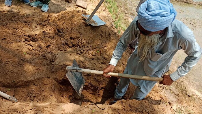 हनुमानगढ़ नहर में खुदाई करते पकड़ा गया किसान