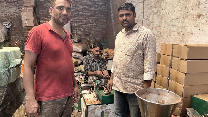 मंटू और उनके साथी मो. मुज़म्मिल हुसैन अगरबत्ती उद्योग से कर रहे अच्छी कमाई. फोटो -किसान टीएके