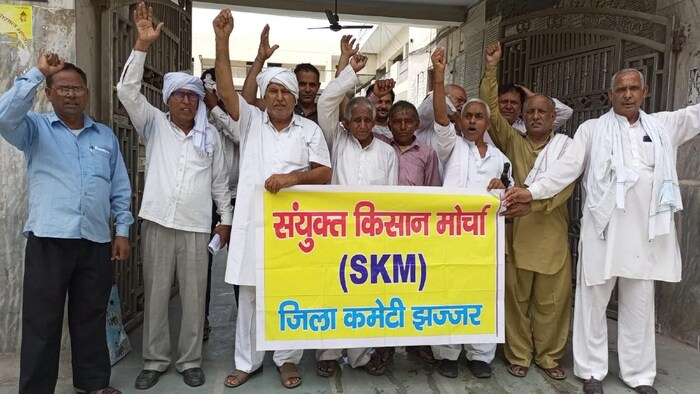 झज्जर में सरकार को ज्ञापन भेजने से पहले किसानों ने किया प्रदर्शन (Photo-Kisan Sabha).