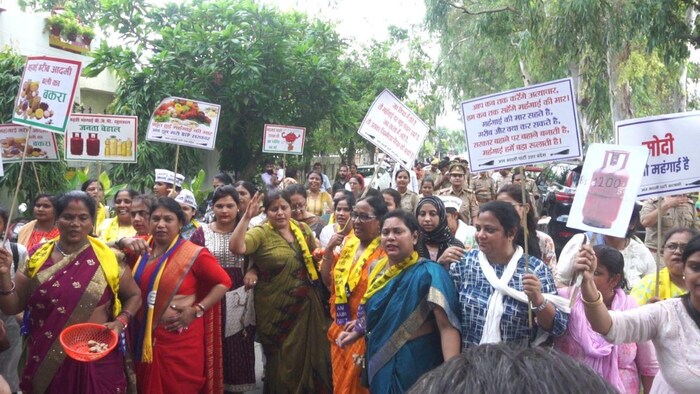 आदमी पार्टी की महिला कार्यकर्ताओं ने लखनऊ में किया जोरदार प्रदर्शन. Photo Credit: Akhilesh Yadav Facebook