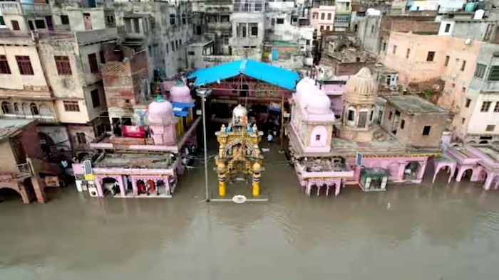 मथुरा में यमुना का पानी शहर की कालोनी तक पहुंचा