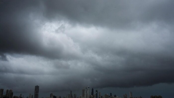 पश्चिमी विक्षोभ से बारिश, बर्फबारी, ओलावृष्टि जैसे मौसमी बदलाव होते हैं.