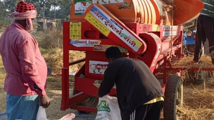 धान बेचने के बाद बकाया राशि का इंतजार कर रहे किसान फोटोः किसान तक