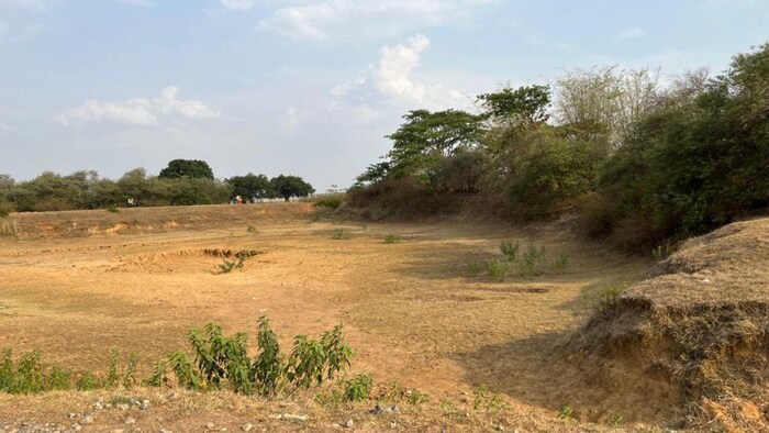 सूखा हुआ तालाब फोटोः किसान तक