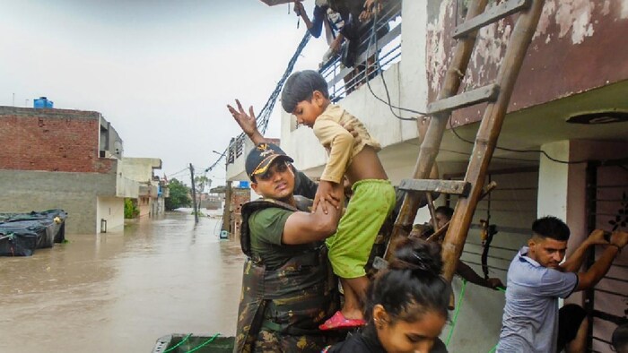 हिमाचल प्रदेश, पंजाब और हरियाणा में बारिश का दौर जारी है (फोटो साभार-India Today/PTI)