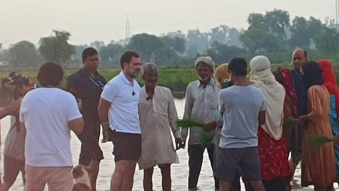 मदीना गांव में किसानों से बात करते राहुल गांधी