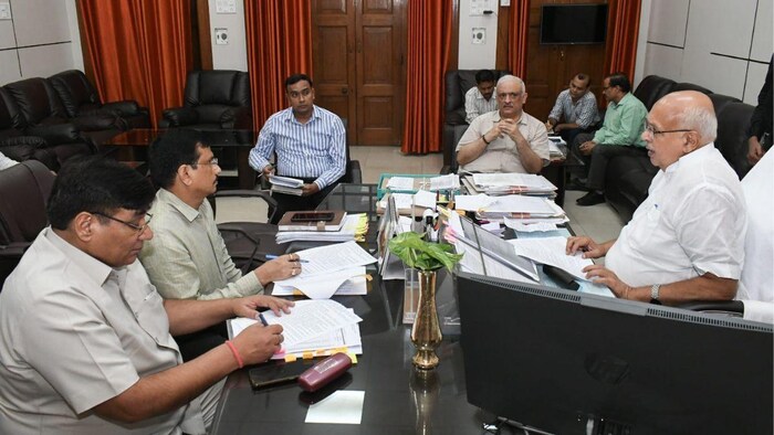 यूपी में किसान कल्याण से जुड़ी योजनाओं की समीक्षा करते कृषि मंत्री सूर्यप्रताप शाही, फोटो: यूपी सरकार