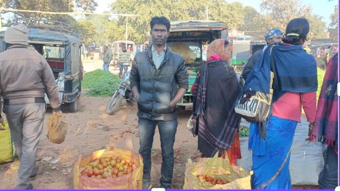 टमाटर बेचता किसान फोटोः किसान तक