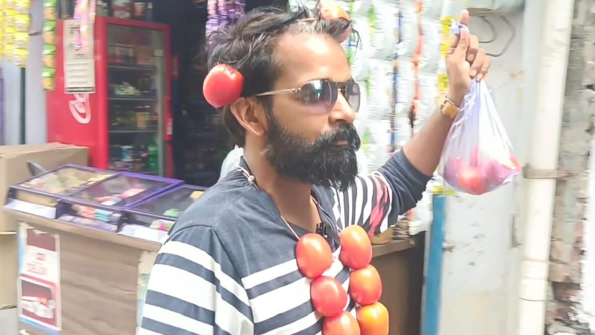 संगरूर में एक शख्स ने टमाटर की बढ़ी कीमतों के खिलाफ अनोखा विरोध प्रदर्शन किया