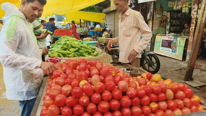 यूपी के फतेहपुर में दुकान से टमाटर उड़ा ले गए चोर