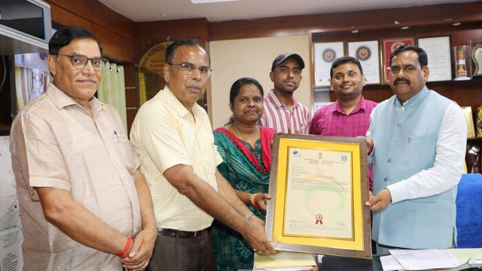 मृदा विज्ञान विभाग के कुल चार वैज्ञानिकों द्वारा पांच साल के मेहनत के बाद नैनो रॉक फॉस्फेट फार्मूलेशन को विकसित किया गया है. फोटो -किसान तक