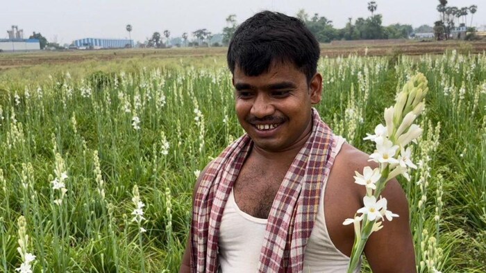 किसान धीरज सिंह रजनीगंधा फूल की खेती कर रहे अच्छी कमाई. फोटो- किसान तक