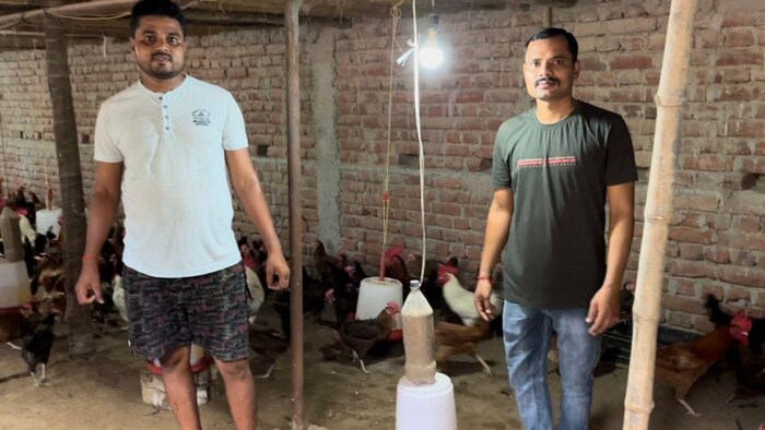 गया जिले के गौतम कुमार(बाएं) और सौरभ कुमार (दायें ) पोल्ट्री से कर रहे कम जमीन में अधिक कमाई फोटो किसान तक