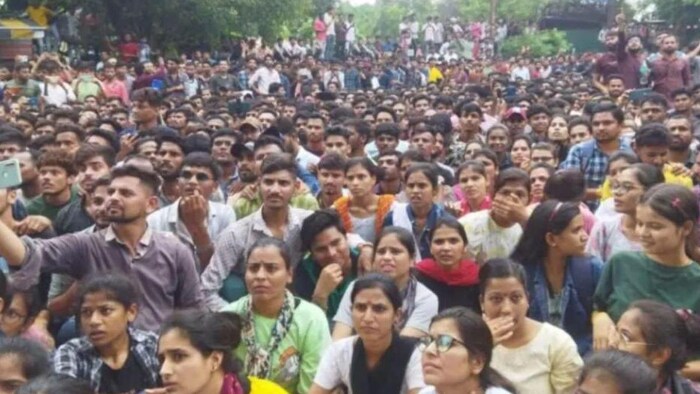 पटवारी भर्ती परीक्षा में कथित गड़बड़ी के विरोध में छात्रों ने भोपाल में प्रदर्शन किया