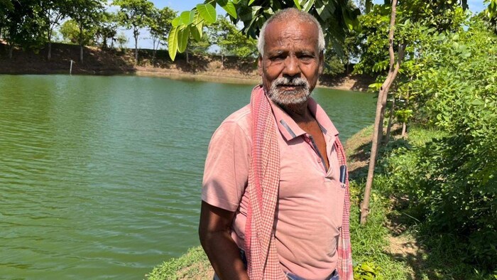 65 वर्षीय नरेंद्र प्रसाद चार सालों से मछली पालन कर रहे हैं. फोटो-किसान तक