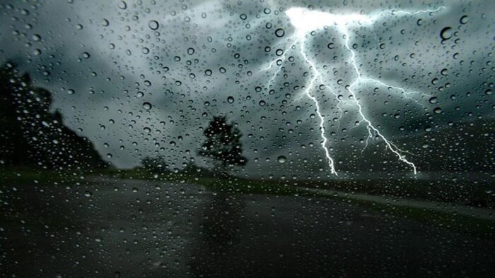 सोनभद्र में भी गरज चमक के साथ बिजली गिरने की संभावना है.