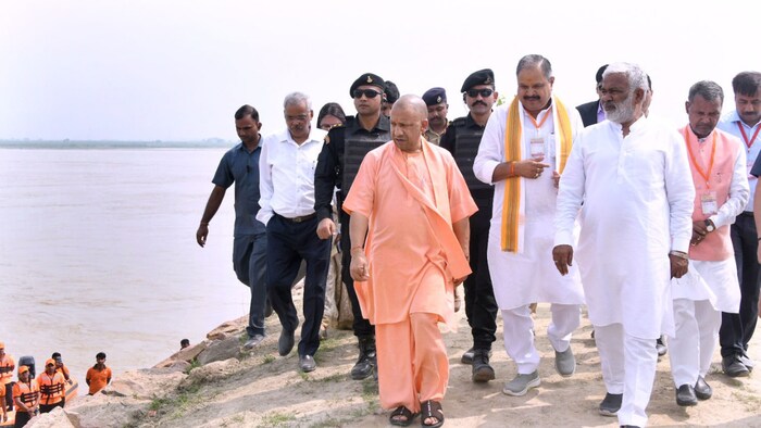 मुख्यमंत्री योगी आदित्यनाथ ने गोंडा जिले में एल्गिन चरसड़ी तटबंध का किया निरीक्षण.