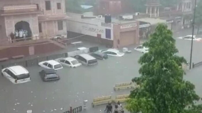 जयपुर परकोटे में भारी बारिश से सड़कें लबालब भर गईं. फोटो- By arrangement