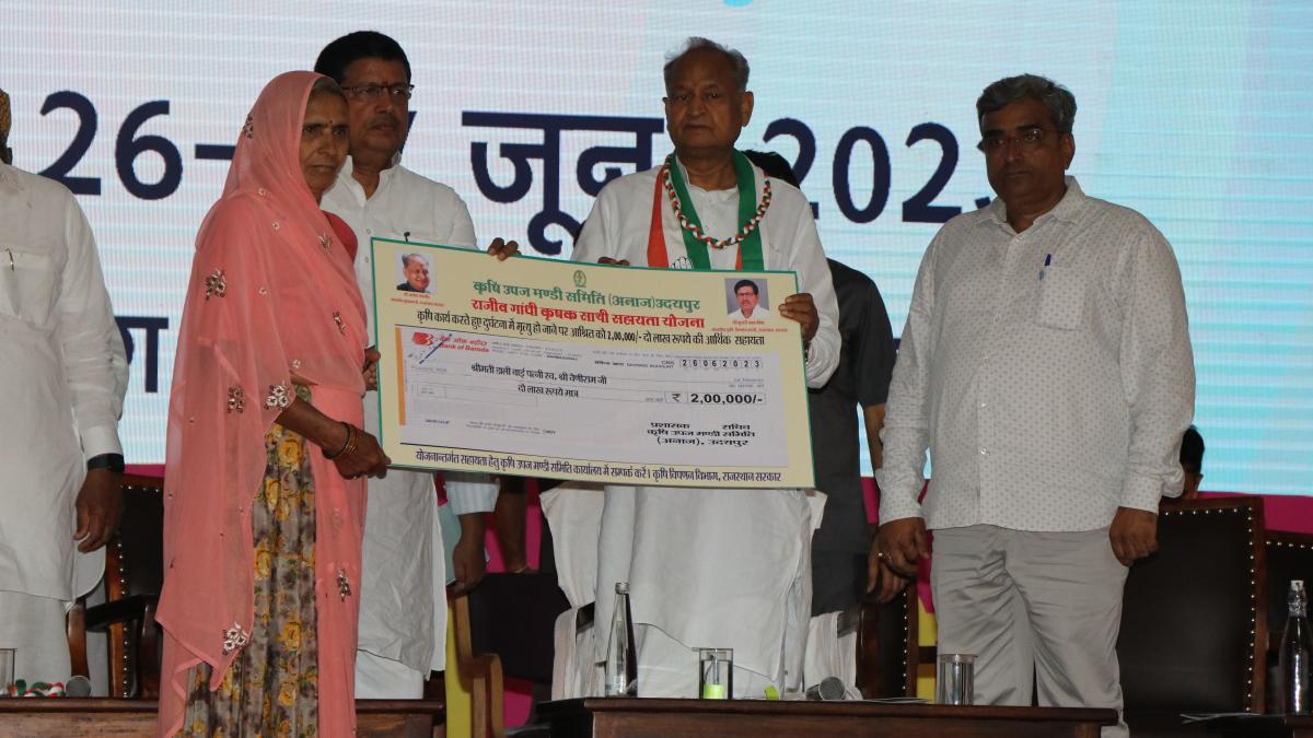 राजीव गांधी कृषक साथी सहायता योजना में किसानी करते वक्त मृत्यु पर दो लाख रुपये की सहायता दी जाती है. फोटो- DIPR