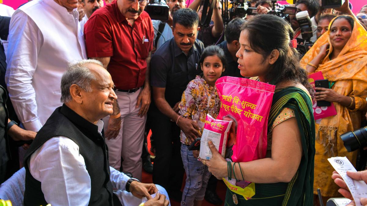 अन्नपूर्णा फूड पैकेट योजना के तहत दी गई किट के साथ लाभार्थी महिला. फोटो- DIPR