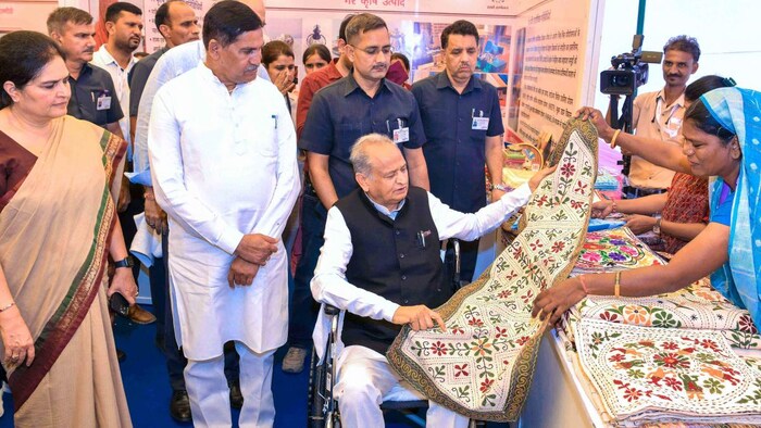 सीएम ने SHG महिलाओं के बनाए प्रोडक्ट भी देखे. फोटो- DIPR