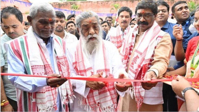 झारखड आदिवासी महोत्सव में शामिल हुए शिबू सोरेन और हेमंत सोरेन फोटोः किसान तक