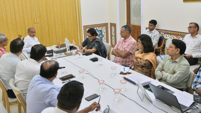 सीएम ने कहा कि सिंचाई के लिए प्राथमिकता से उपलब्ध कराई जाए बिजली. फोटो- DIPR