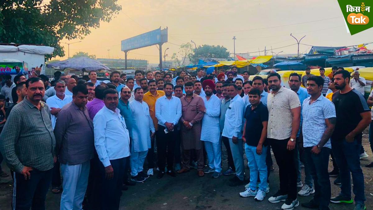 गाजीपुर मंडी में बाहरी मुर्गों की एंट्री का विरोध करते एसोसिएशन के लोग. फोटो क्रेडिट-चरनजीत सिंह