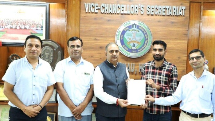 सरसों में लगने वाले तना सड़न रोग का समाधान खोजने वाले स्कॉलर डॉ मंजीत के साथ HAU के कुलपति व अन्य- फोटो साभार HAU