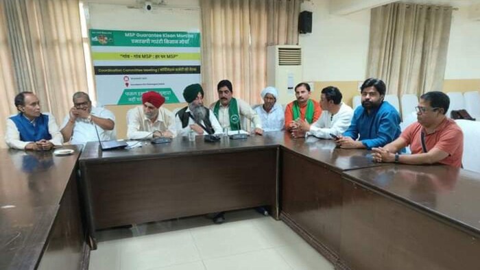 दिल्ली के रकाबगंज गुरुद्वारे में बैठक करते हुए MSP गारंटी मोर्चे के पदाधिकारी