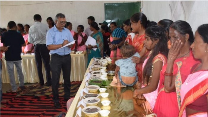 प्रदर्शनी में मोटे अनाज से बने व्यंजन दिखातीं महिलाएं फोटोः किसान तक