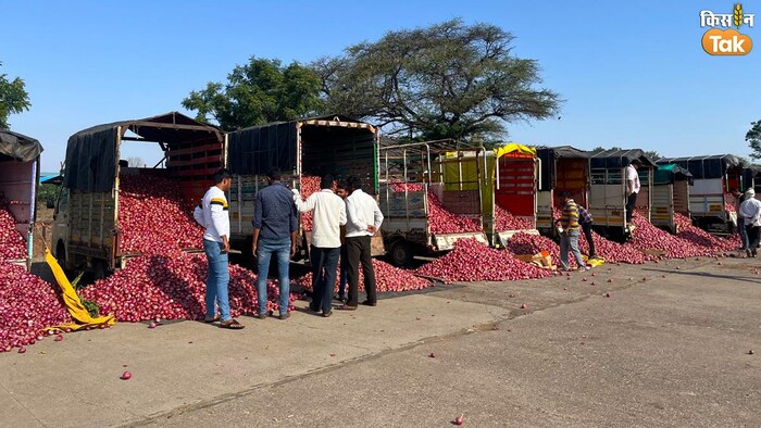 प्याज पर केंद्र सरकार के फैसले के खिलाफ गुस्से में किसान. (Photo-Kisan Tak).