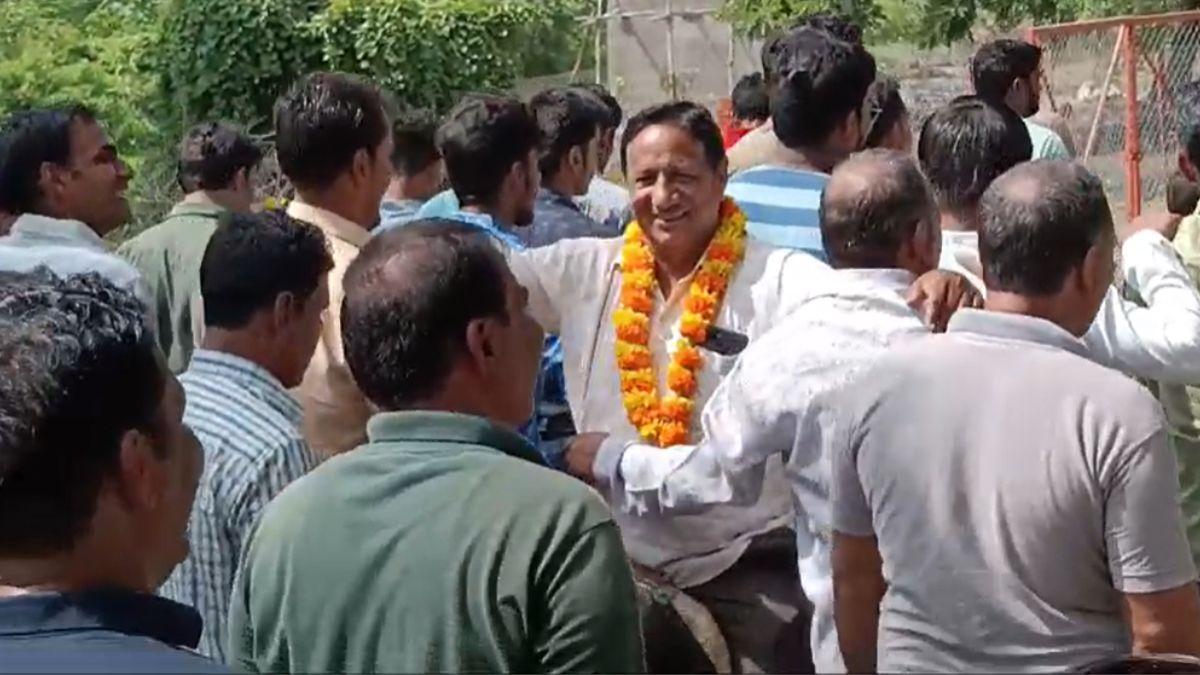 बार‍िश न होने से परेशान इस गांव के लोगों ने क‍िया टोटका, गाँव के पटेल को गधे पर बिठाकर घुमाया