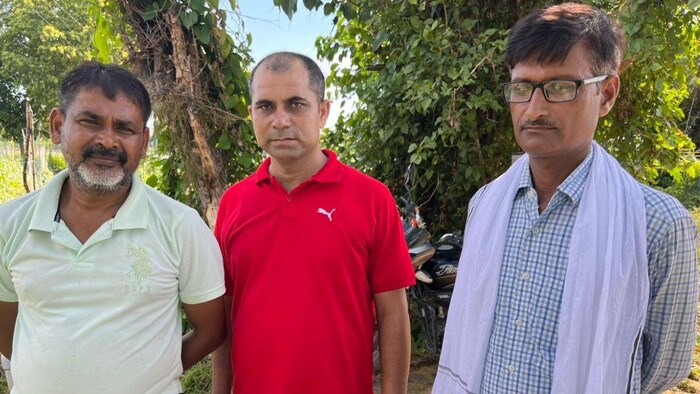 बायें से राजीव रंजन शर्मा, विनय राय, और रंजीत मिश्रा सालाना एक करोड़ से अधिक की सब्जी बेचते है. फोटो-किसान तक