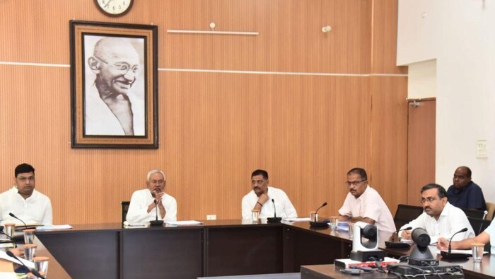 मुख्यमंत्री नीतीश कुमार ने जल संसाधन एवं लघु जल संसाधन विभाग की समीक्षा बैठक किया. फोटो- सूचना विभाग